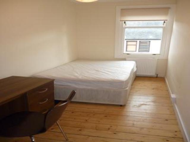  Image of 4 bedroom Flat to rent in Darnley Street Stirling FK8 at Stirling  Stirling, FK8 1BT