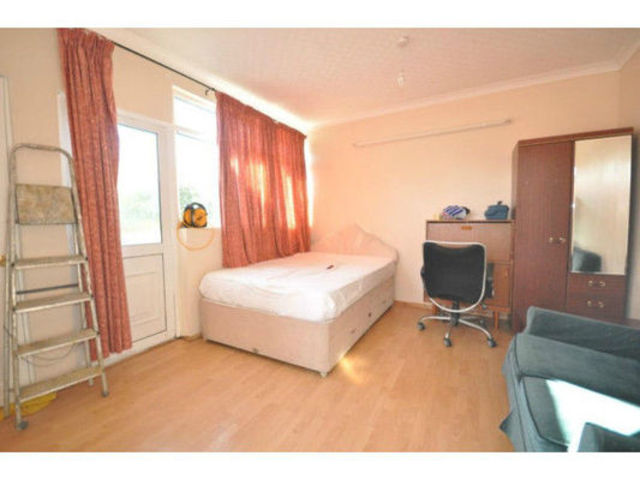  Image of 1 bedroom Studio flat to rent in Donald Drive Chadwell Heath Romford RM6 at Donald drive  Romford, RM6 5EB