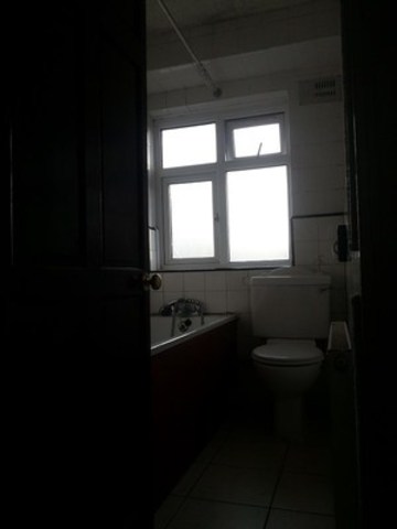  Image of 2 bedroom Ground Flat to rent in Eastern Avenue Ilford IG2 at EASTERN AVENUE NEWBURY PARK ILFORD, IG2 7SE