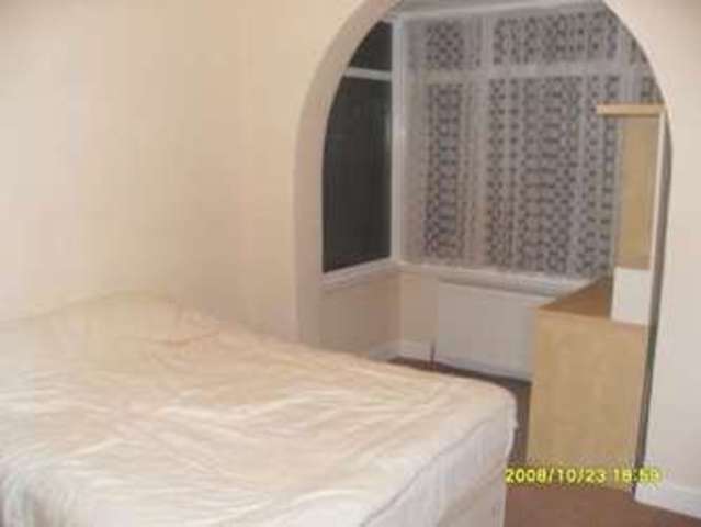  Image of 2 bedroom Flat to rent in Eastern Avenue Ilford IG2 at Eastern Avenue  Redbridge, IG2 6PQ