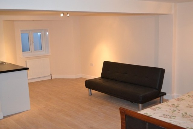  Image of Studio flat to rent in Eccleston Crescent Chadwell Heath Romford RM6 at Eccleston crescent  Chadwell Heath, RM6 4QX