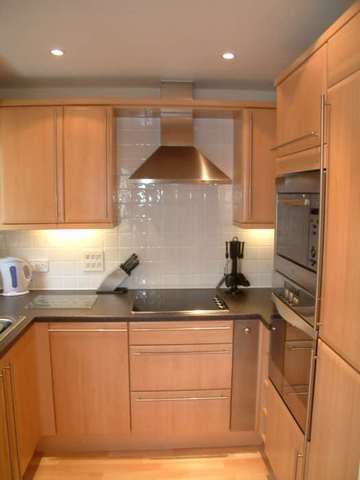  Image of 2 bedroom Apartment to rent in Three Bridges Road Crawley RH10 at Elmcroft Court, Three Bridges Road Three Bridges Crawley, RH10 1JQ