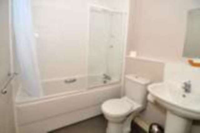  Image of 2 bedroom Apartment to rent in Three Bridges Road Crawley RH10 at Elmcroft Court, Three Bridges Road Three Bridges Crawley, RH10 1JQ
