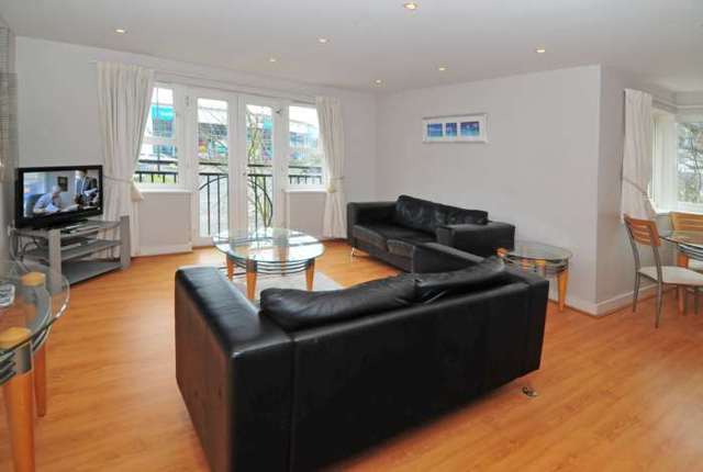  Image of 2 bedroom Apartment to rent in Three Bridges Road Crawley RH10 at Elmcroft Court Three Bridges Crawley, RH10 1JQ
