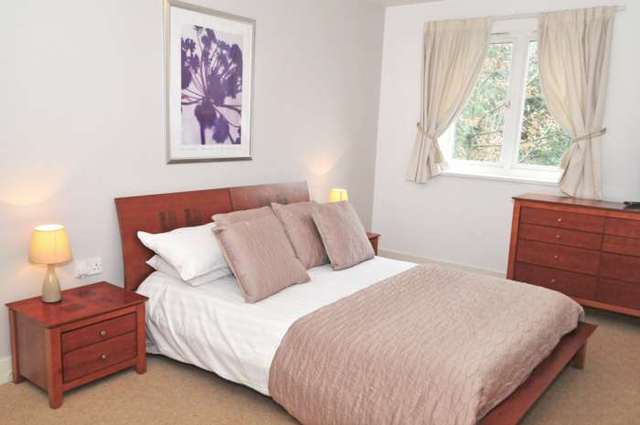  Image of 2 bedroom Apartment to rent in Three Bridges Road Crawley RH10 at Elmcroft Court Three Bridges Crawley, RH10 1JQ
