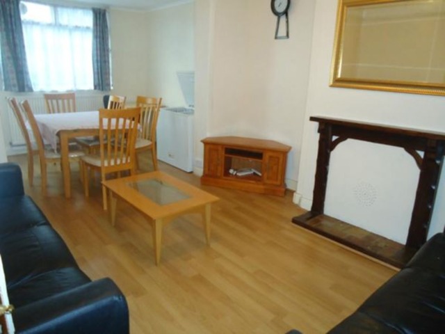  Image of 4 bedroom Terraced house to rent in Evesham Road London N11 at Evesham Road  Bounds Green, N11 2RN