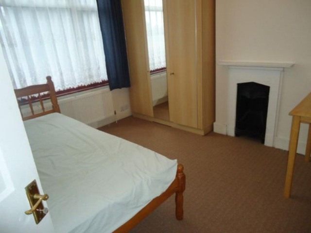  Image of 4 bedroom Terraced house to rent in Evesham Road London N11 at Evesham Road  Bounds Green, N11 2RN