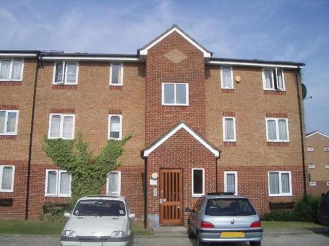  Image of 1 bedroom Flat to rent in Express Drive Goodmayes Ilford IG3 at Express Drive  Goodmayes, IG3 9RD