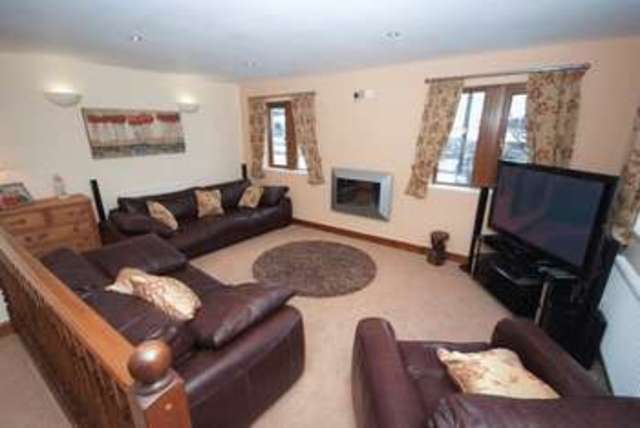  Image of 4 bedroom Detached house to rent in Far Sowood Holywell Green Halifax HX4 at Far Sowood Holywell Green Halifax, HX4 9JU