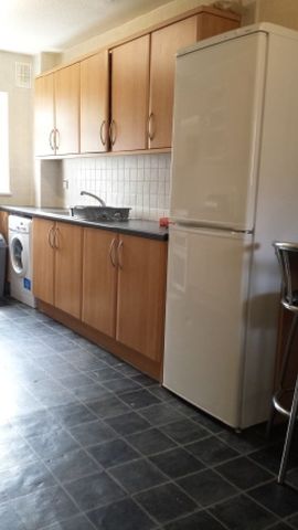 Image of 4 bedroom House Share to rent in Fladbury Crescent Selly Oak Birmingham B29 at Selly Oak West Midlands Selly Oak, B29 6PH