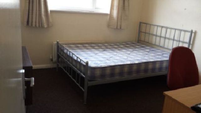  Image of 4 bedroom House Share to rent in Fladbury Crescent Selly Oak Birmingham B29 at Selly Oak West Midlands Selly Oak, B29 6PH