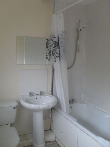  Image of 3 bedroom House Share to rent in Fladbury Crescent Selly Oak Birmingham B29 at Selly Oak West Midlands Selly Oak, B29 6PL