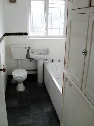  Image of 2 bedroom House Share to rent in Gibbins Road Selly Oak Birmingham B29 at 201 Gibbins Rd West Midlands 201 Gibbins Rd, B29 6NH
