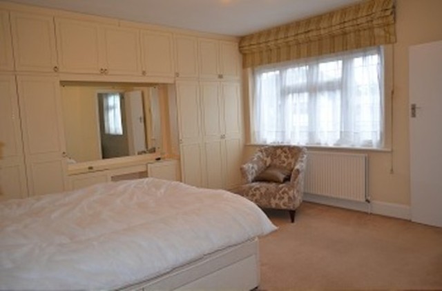  Image of 3 bedroom Detached house to rent in Forestdale London N14 at Forestdale  Southgate, N14 7DT