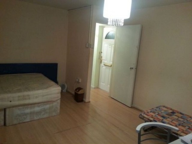  Image of 3 bedroom Terraced house to rent in Gantshill Crescent Ilford IG2 at GANTS HILL CRESCENT  ILFORD, IG2 6TS
