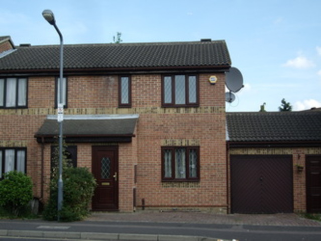  Image of 3 bedroom Terraced house to rent in Gibson Road Dagenham RM8 at Gibson Road  Dagenham, RM8 1YE