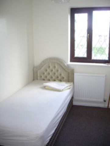  Image of 3 bedroom Terraced house to rent in Gibson Road Dagenham RM8 at Gibson Road  Dagenham, RM8 1YE