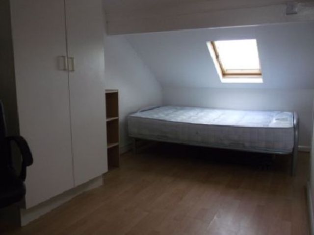  Image of 4 bedroom House Share to rent in Gleave Road Selly Oak Birmingham B29 at Selly Oak West Midlands Selly Oak, B29 6JR