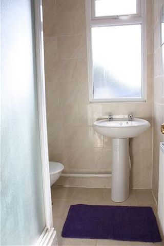  Image of 6 bedroom House Share to rent in Gloucester Avenue Lenton Nottingham NG7 at Lenton Nottinghamshire Lenton, NG7 2DQ