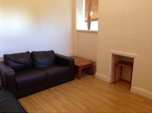  Image of 6 bedroom Detached house to rent in Green Lanes London N13 at Green Lanes  Palmers Green, N13 4DR