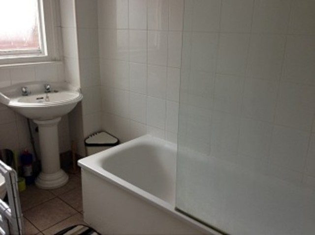  Image of 6 bedroom Detached house to rent in Green Lanes London N13 at Green Lanes  Palmers Green, N13 4DR