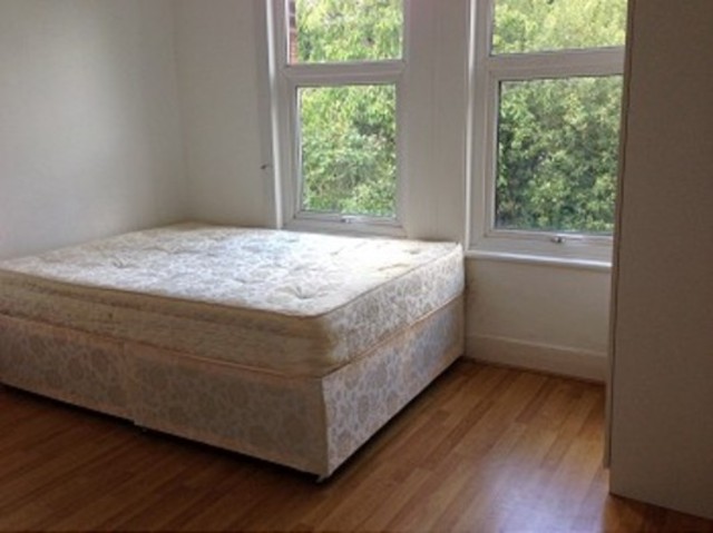  Image of 6 bedroom Detached house to rent in Green Lanes London N13 at Green Lanes  Palmers Green, N13 4DR