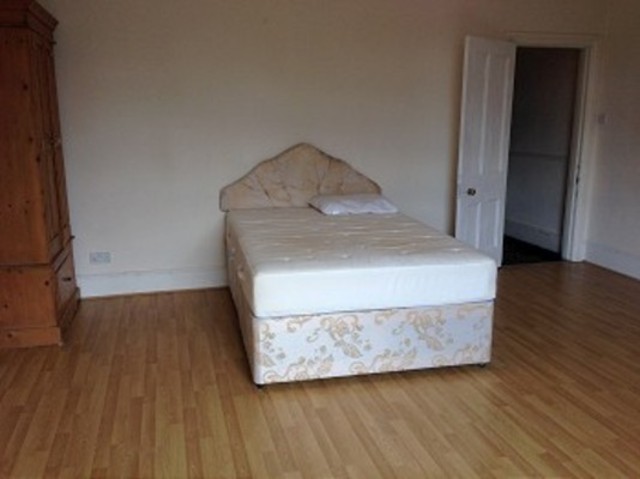  Image of 6 bedroom Detached house to rent in Green Lanes London N13 at Green Lanes  Palmers Green, N13 4DR