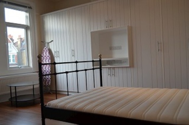  Image of Studio flat to rent in Green Lanes London N13 at Green Lanes  Palmers Green, N13 5UE