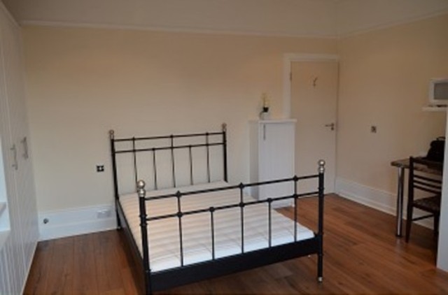 Image of Studio flat to rent in Green Lanes London N13 at Green Lanes  Palmers Green, N13 5UE