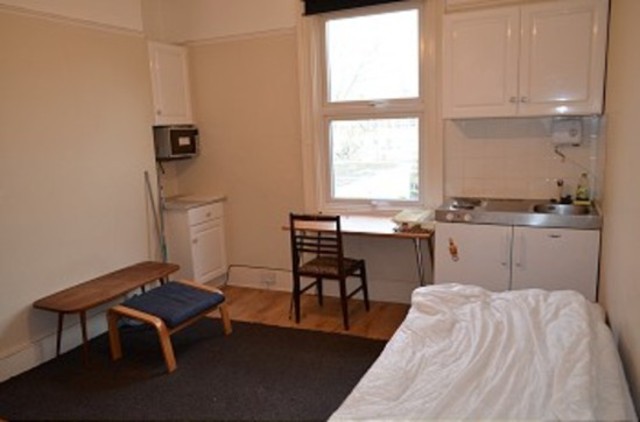  Image of Studio flat to rent in Green Lanes London N13 at Green Lanes  Palmers Green, N13 5UE
