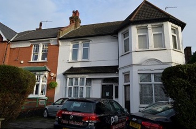  Image of Studio flat to rent in Green Lanes London N13 at Green Lanes  Palmers Green, N13 5UE