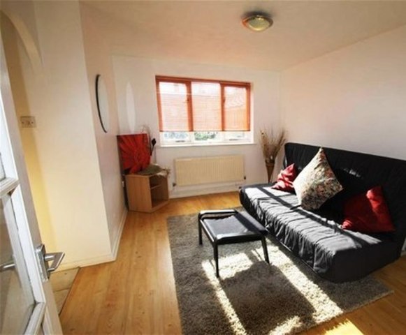  Image of 1 bedroom End of Terrace to rent in Greenacre Gardens London E17 at Greenacre Gardens  Walthamstow, London, E17 9EX