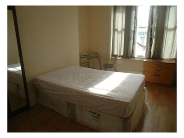  Image of 2 bedroom Flat to rent in Grove Road London E3 at Grove Road  Mile End, E3 5AX
