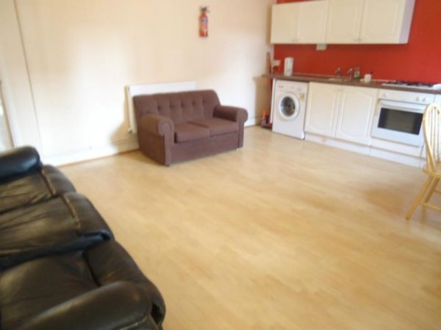  Image of 3 bedroom Flat to rent in Grove Road London E3 at Grove Road  Mile End, E3 5AX