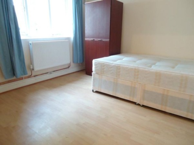  Image of 3 bedroom Flat to rent in Grove Road London E3 at Grove Road  Mile End, E3 5AX