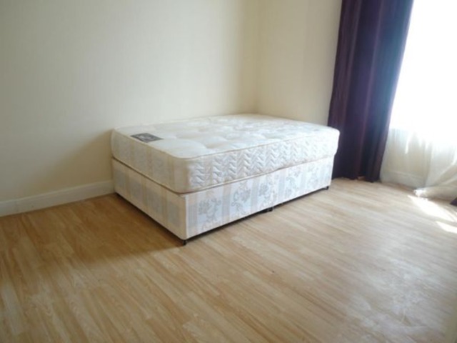  Image of 3 bedroom Flat to rent in Grove Road London E3 at Grove Road  Mile End, E3 5AX