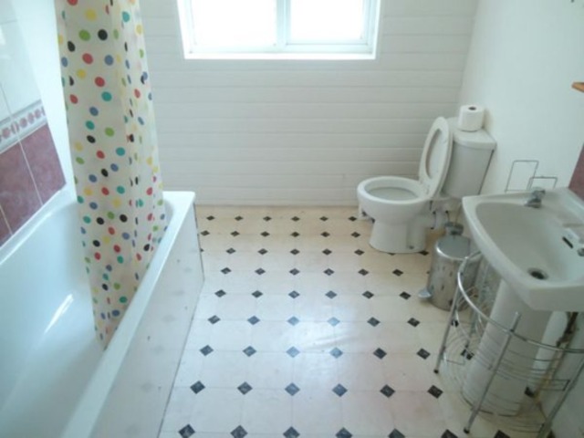  Image of 3 bedroom Flat to rent in Grove Road London E3 at Grove Road  Mile End, E3 5AX
