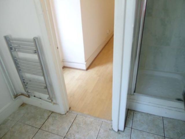  Image of 3 bedroom Flat to rent in Grove Road London E3 at Grove Road  Mile End, E3 5AX