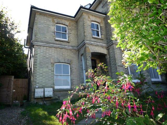 Image of 2 bedroom Flat to rent in Grovehill Road Redhill RH1 at Redhill, RH1 6PJ