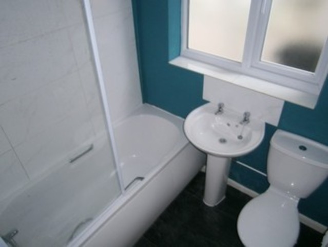  Image of 2 bedroom Flat to rent in Hall Gardens London E4 at Hall Gardens  Chingford, E4 8HR