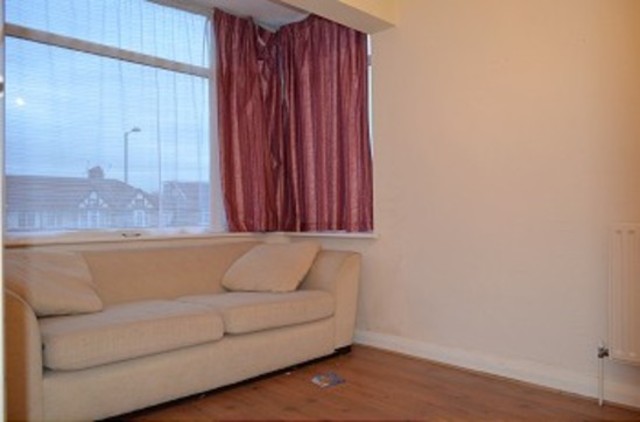  Image of 3 bedroom Detached house to rent in Hampden Way London N14 at Hampden Way  Southgate, N14 5AY