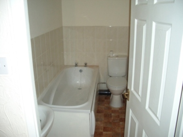  Image of 4 bedroom Semi-Detached house to rent in Goodmayes Road Goodmayes Ilford IG3 at Harrold Wood Newbury Close Seven Kings, IG3 9UN