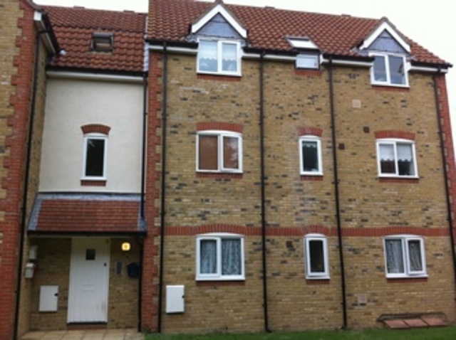  Image of 2 bedroom Flat to rent in Heathfield Park Drive Chadwell Heath Romford RM6 at Heathfield Park Drive  Marks Gate, RM6 4FB