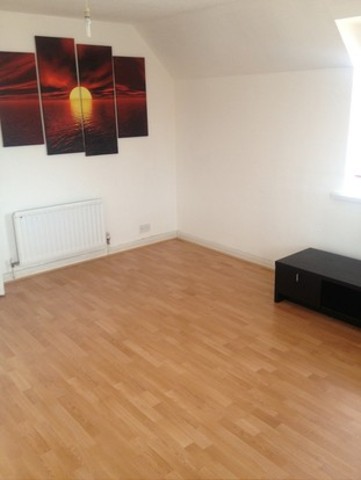 Image of 2 bedroom Flat to rent in Heathfield Park Drive Chadwell Heath Romford RM6 at Heathfield Park Drive  Marks Gate, RM6 4FB