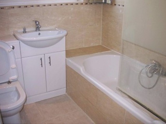  Image of 3 bedroom Flat to rent in Cockfosters Road Cockfosters Barnet EN4 at Heddon Court Cockfosters Road Cockfosters, EN4 0DE