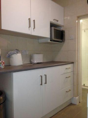  Image of 4 bedroom House Share to rent in Heeley Road Selly Oak Birmingham B29 at Selly Oak West Midlands Selly Oak, B29 6EL