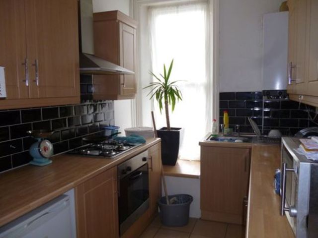  Image of 1 bedroom Flat to rent in Hermon Hill London E11 at Hermon Hill  Wanstead, E11 2AR
