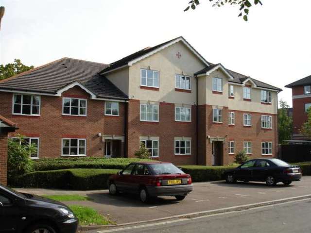  Image of 2 bedroom Apartment to rent in Town Mead Crawley RH11 at Highfield House, Town Mead West Green Crawley, RH11 7EH