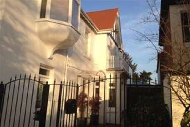  Image of 4 bedroom Detached house to rent in Highfield Road Southampton SO17 at Southampton, SO17 1PJ