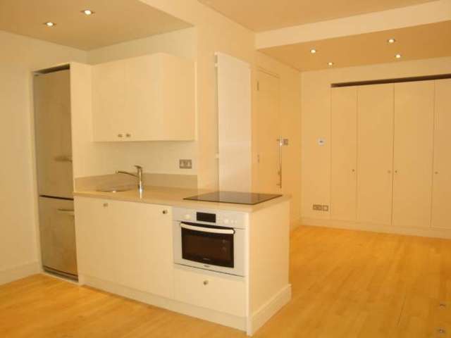  Image of Studio flat to rent in Hogarth Road London SW5 at Hogarth Rd Earls Court London, SW5 0QH